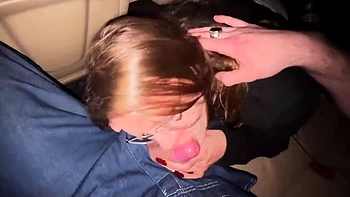 POV mamada y mano en coche con semen en la boca