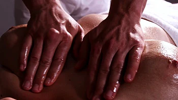 Ruiva polonesa Sandra Sweet recebe massagem anal hardcore