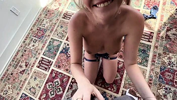 Скай Блю: блондинка делает анальный минет