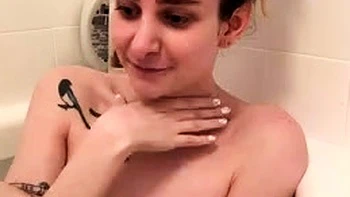 Aoife Bee enseña tetas en la bañera