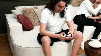 Papi folla a mi novia rubia mientras juego