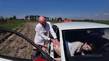 Mia Murkovski se fait baiser l'anale en public par un chauffeur de taxi