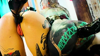 Lesbianas de látex jugando con juguetes