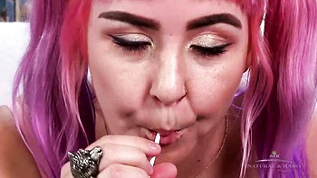 Siren se masturba com brinquedos e buceta molhada