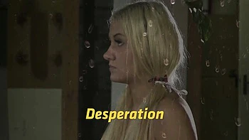 Молодые блондинка и брюнетка доминируют с писсингом