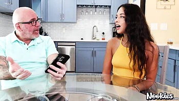 Latina MILF wird vom Stiefvater doggy gefickt