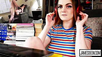 Abbie Maley pelirroja curvy se desnuda y se masturba