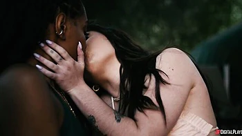 Adolescentes magras Chanel & Addis fodem duro com BBC