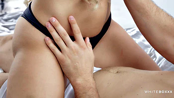 Loira quente provoca e fode o amante