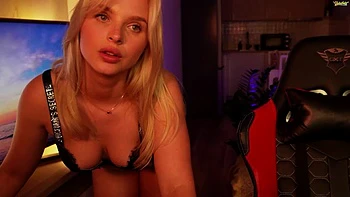 Loira amadora se masturbando nua em público