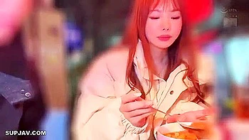 Азиатская любительница трахает киску внатяг