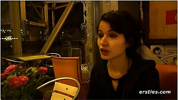 Pequena Vicky se amarra e se masturba sozinha