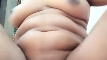 Versaute indische Boudi dreht feuchtes Fingervideo