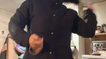 Pizza gemacht, dann ihre behaarte Fotze gefickt