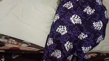 Sali reçoit une grosse branlette avec audio hindi