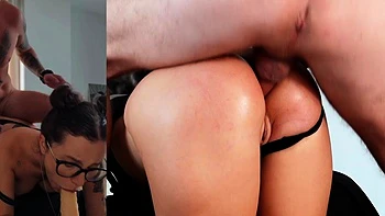 Lutscht Dildo und nimmt Anal Doggy