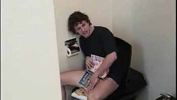 Duas garotas seduzem amigo dotado: boquete, cowgirl e anal