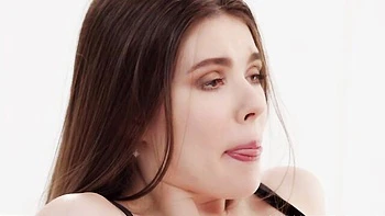 Jeune brunette jambes longues Alice baisée en culotte anale