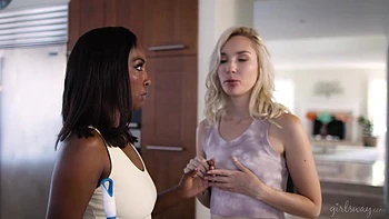 Blonde und Ebony Lesben masturbieren und lecken heimlich