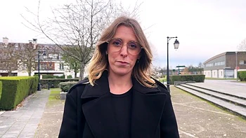 Aurrora, 23 anos, milf tatuada com peitos grandes em lingerie