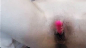 Loira jovem se masturba em close no Bonga Cams