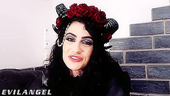 Goth Babe wird im 5-Schwanz Gangbang mit Doppelpenetration gefickt