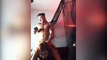 Milf mit großen Titten fickt Doggy und bläst