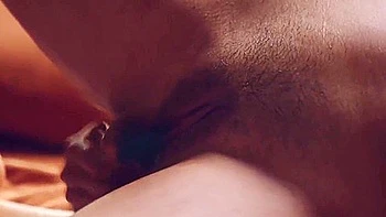 Ninfa morena sexy sozinha com vibrador