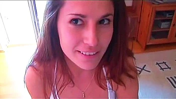 Bruneta peituda tira a roupa e fode no banho