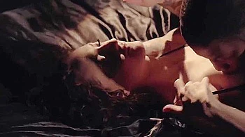 Rothaarige Stiefmutter leckt Pussy in der Badewanne