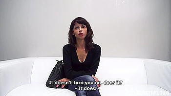 Стеснительная любительница стриптизит и трахается