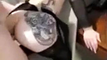 Rubia caliente chupa polla y monta en doggy y cowgirl