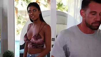 Nia Nacci chupando e fudendo cowgirl e doggy