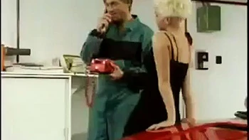 Fièvre du garage : Grosse poitrine en levrette et cowgirl