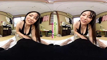 Японка с большими сиськами дает минет в наезднице