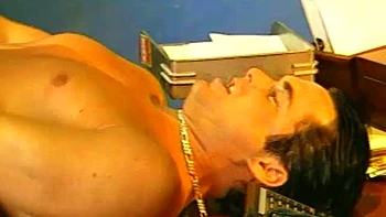 Chica en bikini chupa y monta duro