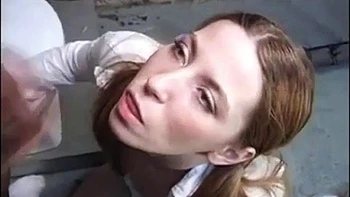 Loira chupando peitos grandes