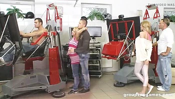 Gangbang europeo adolescente: anal y sexo grupal duro