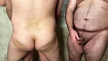 MILF gordinha tímida Mari dupla penetração sem camisinha com creampie