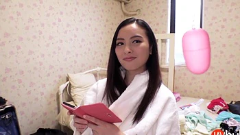 La tímida Kanna se rinde al vibrador, la mamada y el squirting