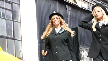 Policiais loiras estrelas do pornô fodem pau do nerd no trio