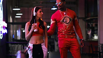 Jason Luv empuja su polla negra en el culo apretado de Gianna Dior