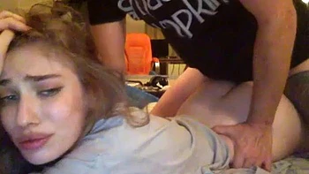 Худая блондинка-подросток ебется в жопу и сосёт