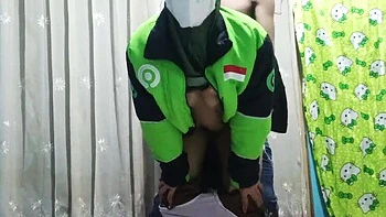 Indonesische Hijab-Hausfrau Rania & Dinda ficken Doggy mit großem Schwanz