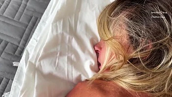 GILF loira engole várias gozações em POV amador