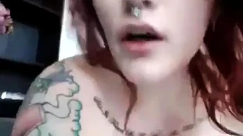 Ruiva grossa se masturba sozinha