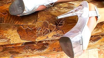 Loira e morena fodem o cu no clássico ménage à trois