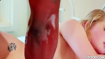 Маленькая белая тинейджерша сосет огромный черный член