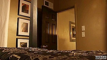 Asiatische Brünette fickt anal in Spitzenunterwäsche