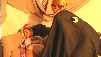 Superhéroïne aux gros seins en combat fétiche avec Jewel